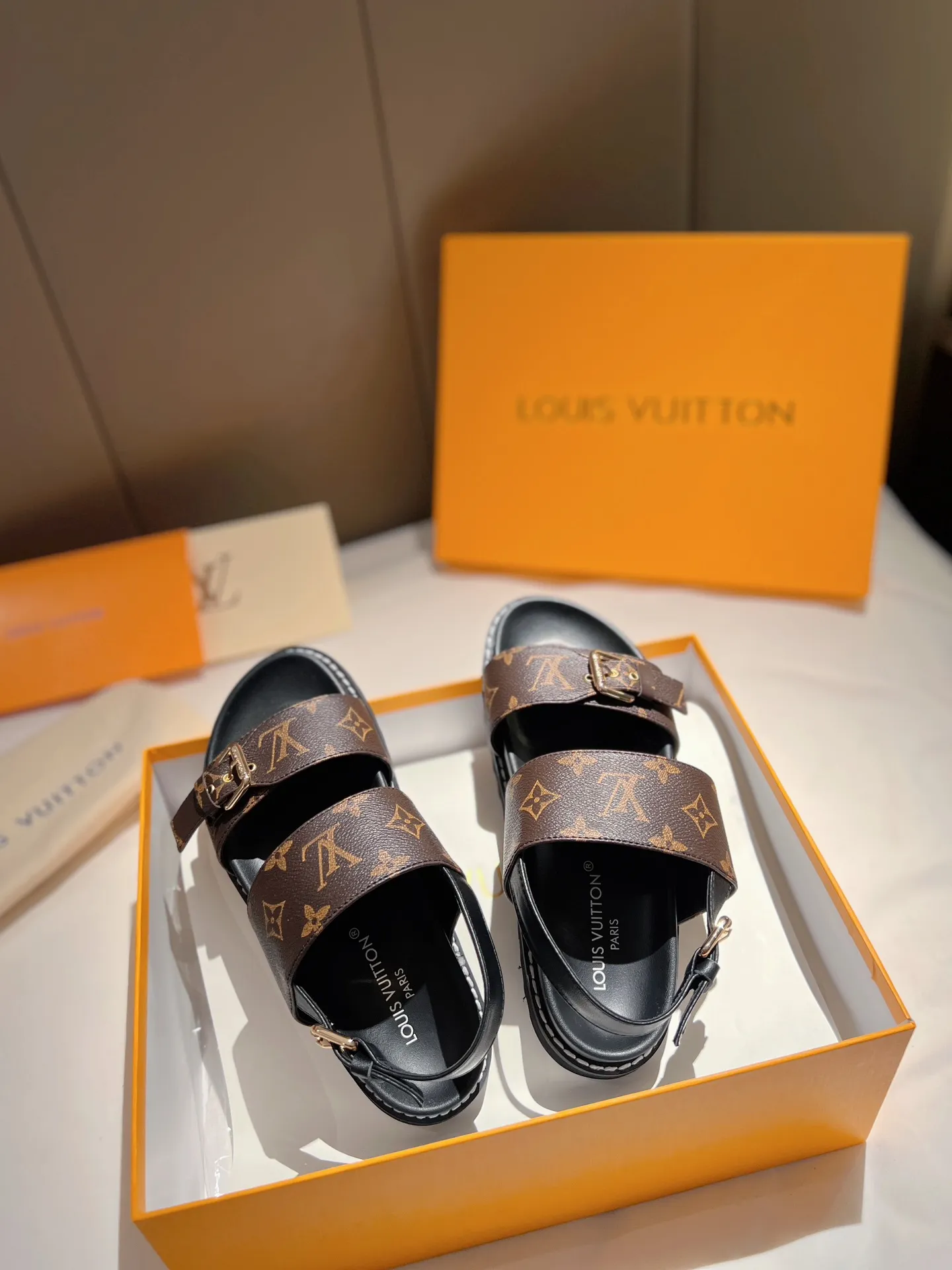 👟👟Ex-factory price P👟👟Ex-factory price P380👟👟 LV | Louis Vuitton ²⁰²³ 𝐬𝐬 🧡💚2023 spring and summer new style top version⚠️ The counter features the latest hot-selling slippers, hard goods are new🆕 ❥Purchase level! Full of high-end feel! A popular model among bloggers at home and abroad, it’s retro and fashionable and looks amazing on your feet! Mainly recommended model on the official website★ ━━━━━ ЅᏇєєt ━━━━━ ▪️Upper: original custom-made presbyopic fabric ▪️Lining: imported sheep leather ▪️Outsole: original ultra-light foam sole ▪️Shoe size: 35 to 43